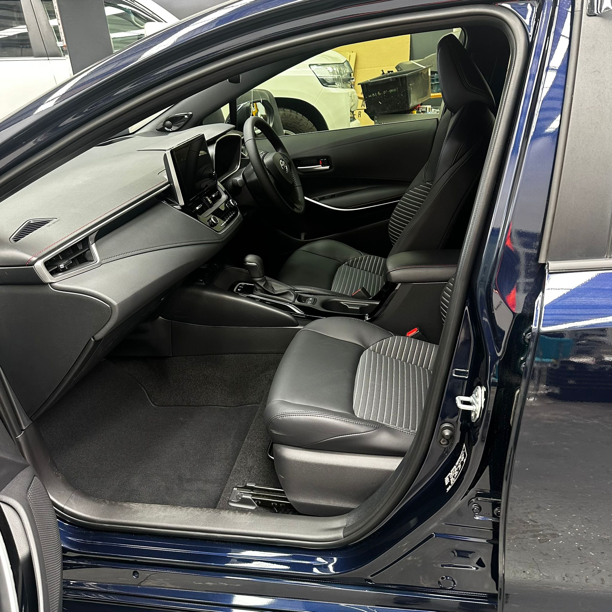 2025_Toyota_Corolla_DOV281_07