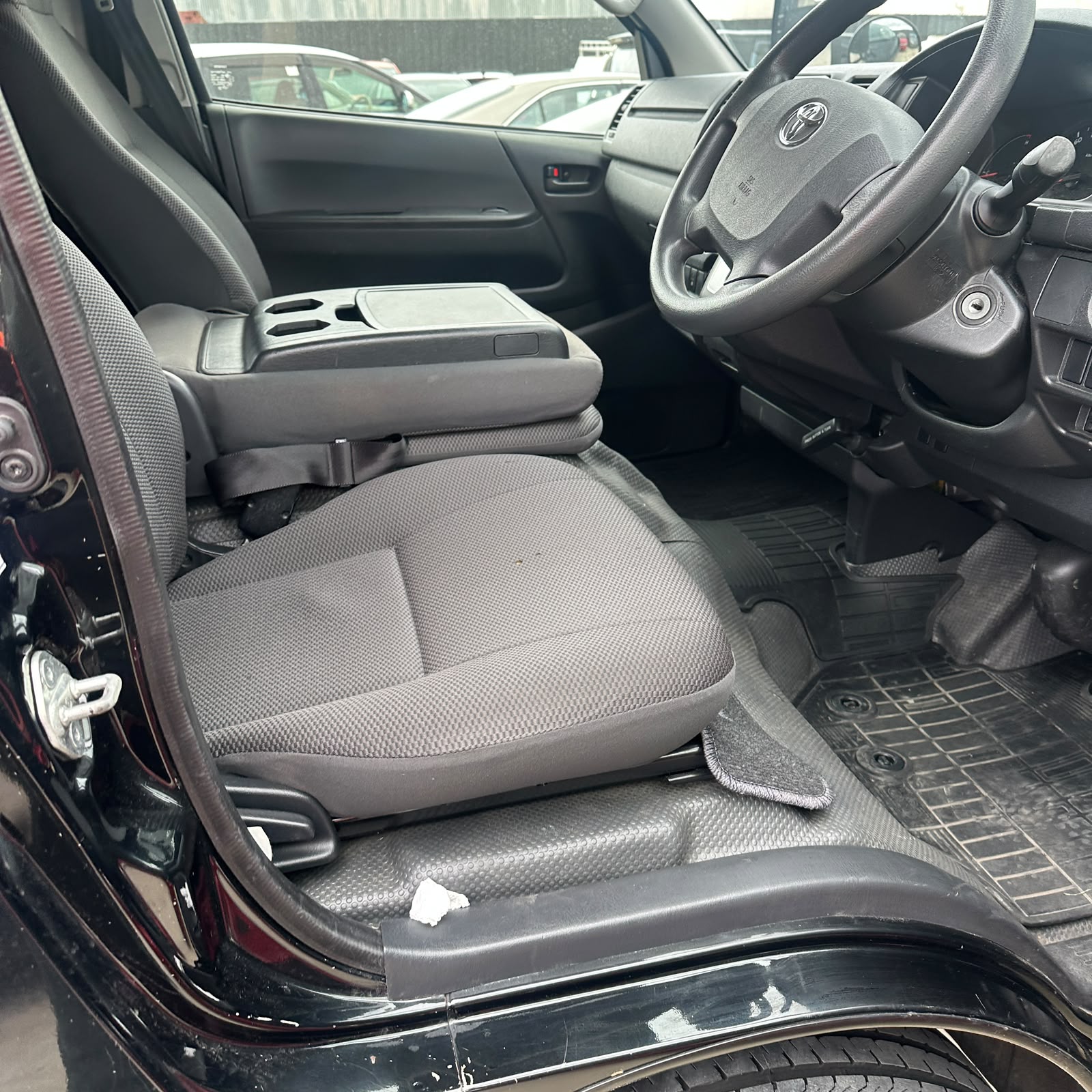 2013 Toyota Hiace_2FO1XS_03