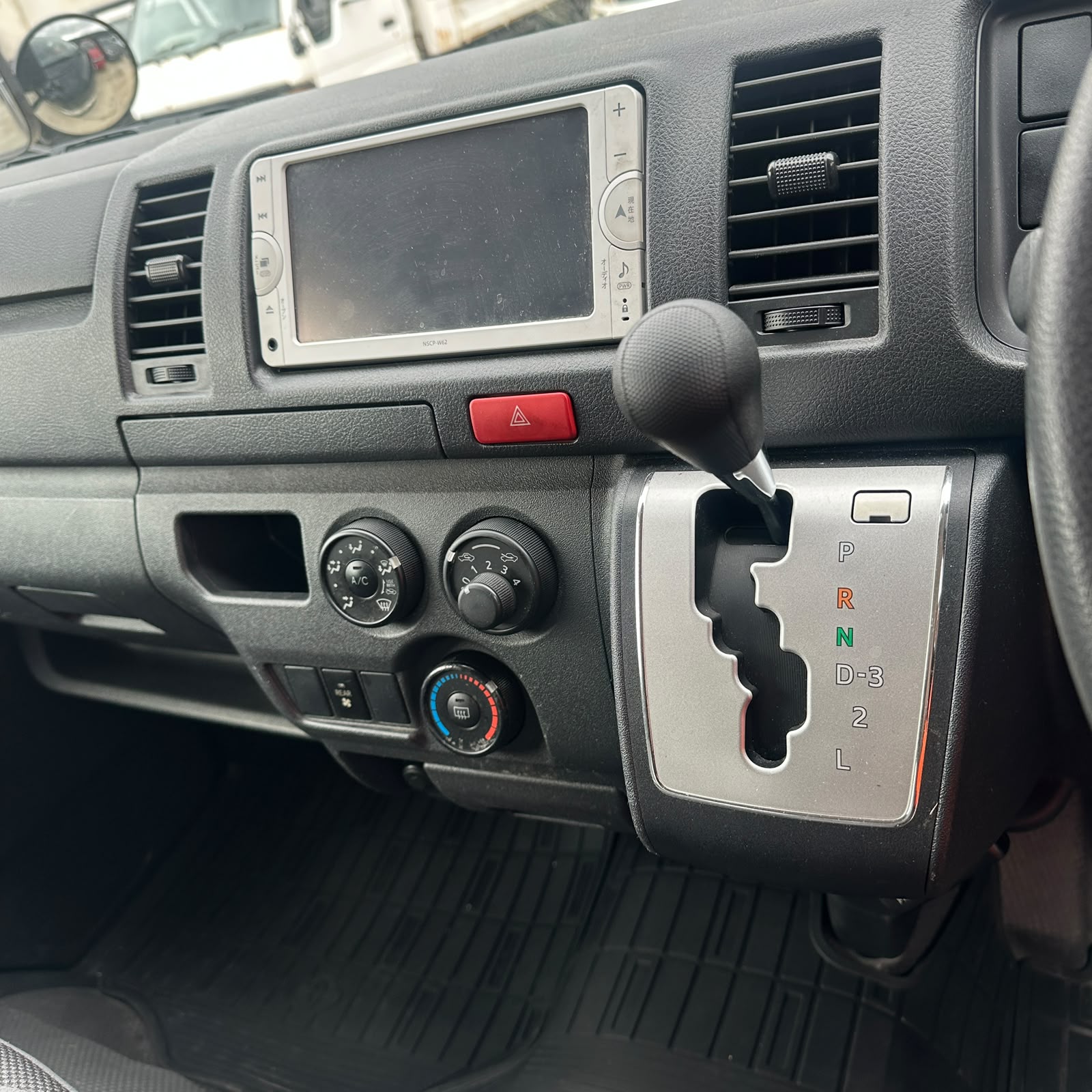 2013 Toyota Hiace_2FO1XS_04