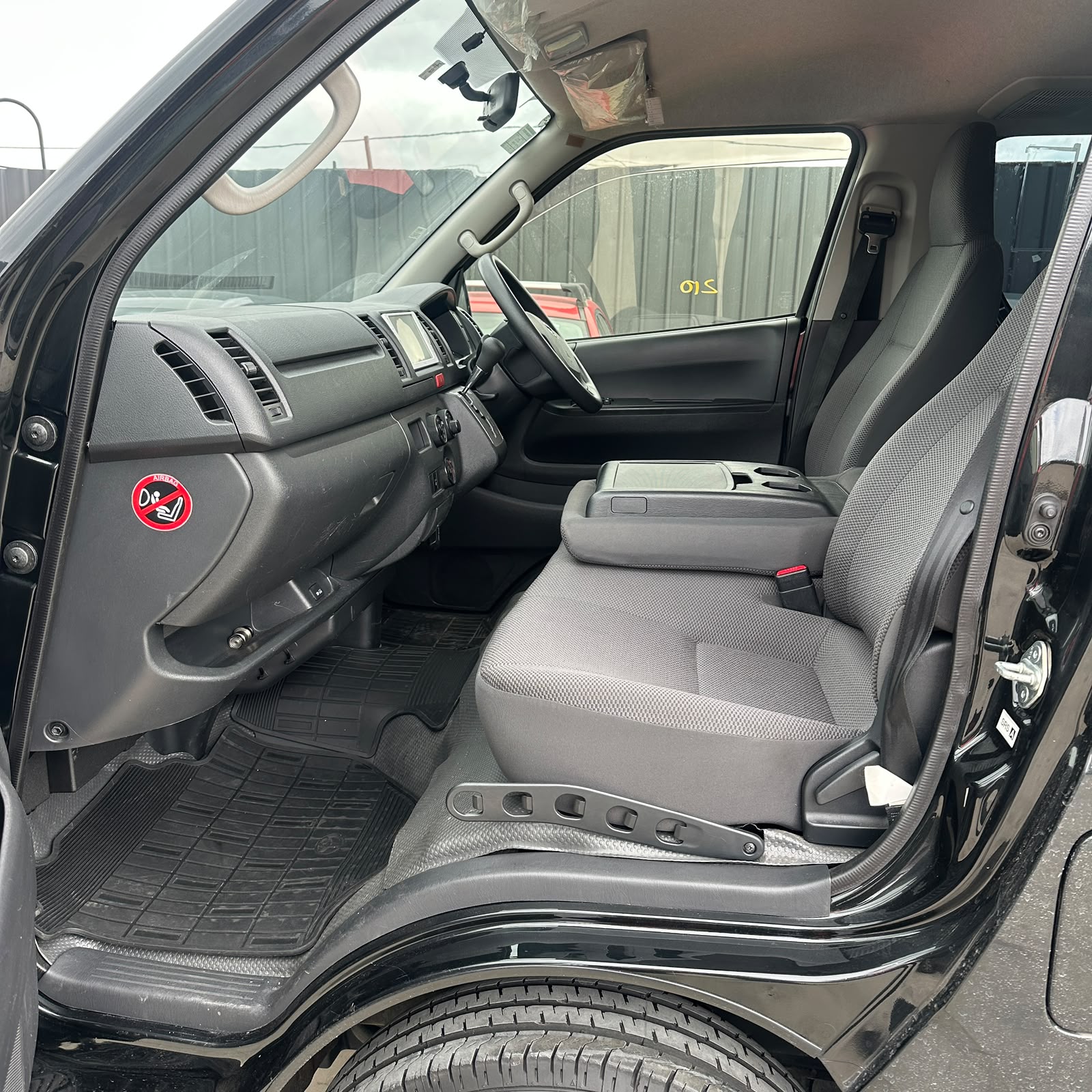 2013 Toyota Hiace_2FO1XS_10